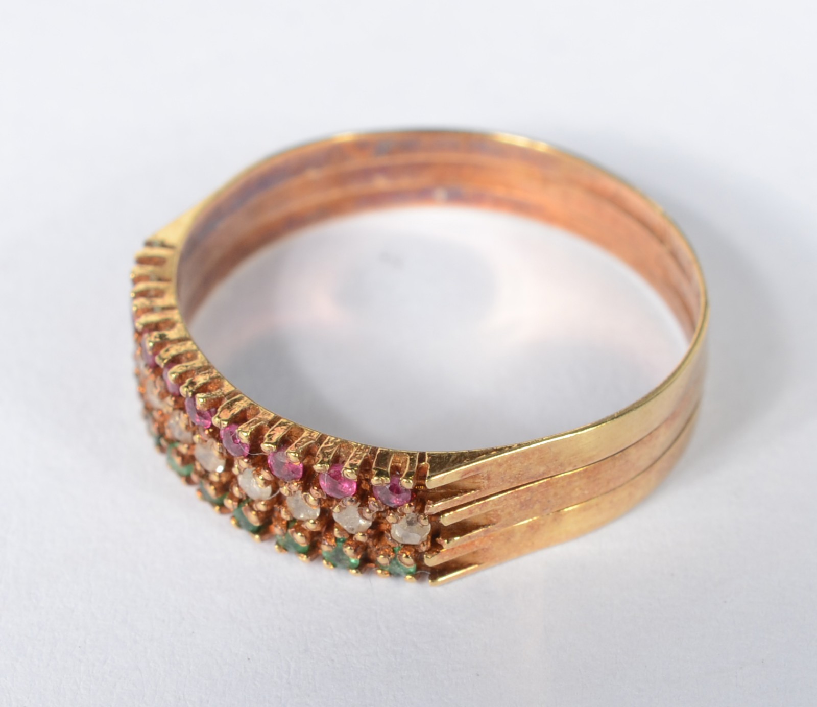 Anel de ouro 18 k., cravejado com brilhantes, esmeraldas e rubilitas... - foto 2 de 5