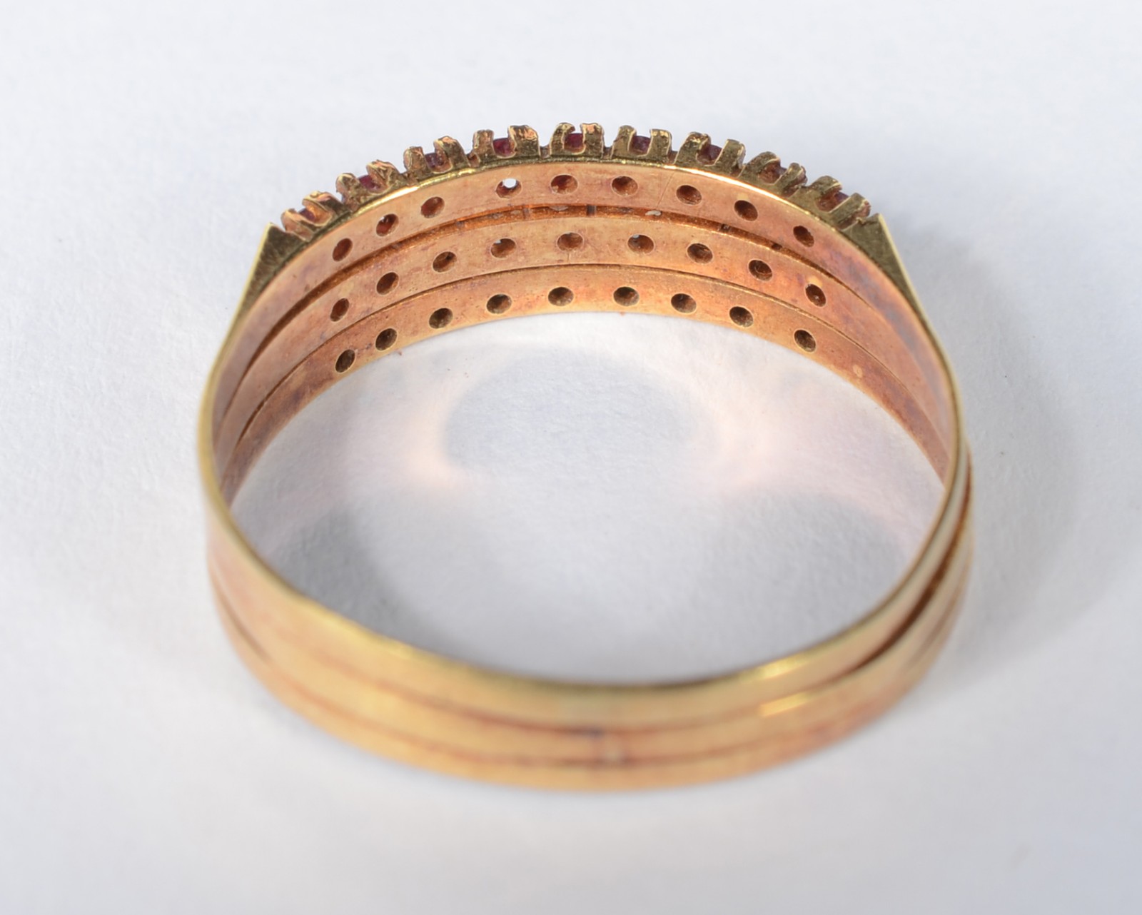 Anel de ouro 18 k., cravejado com brilhantes, esmeraldas e rubilitas... - foto 4 de 5