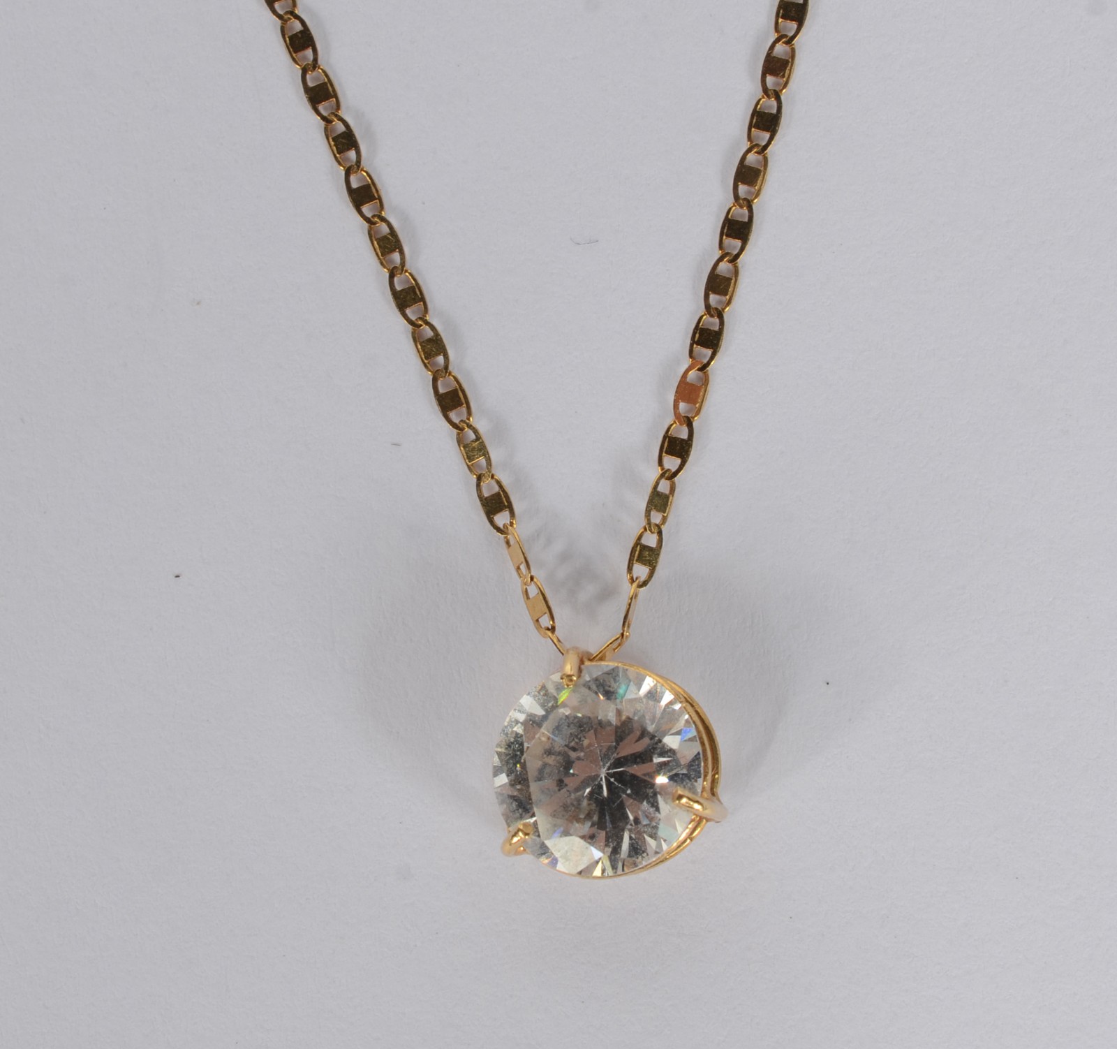 Gargantilha de ouro 18 k., contraste 750 mls com ponto de luz de... - foto 1 de 5