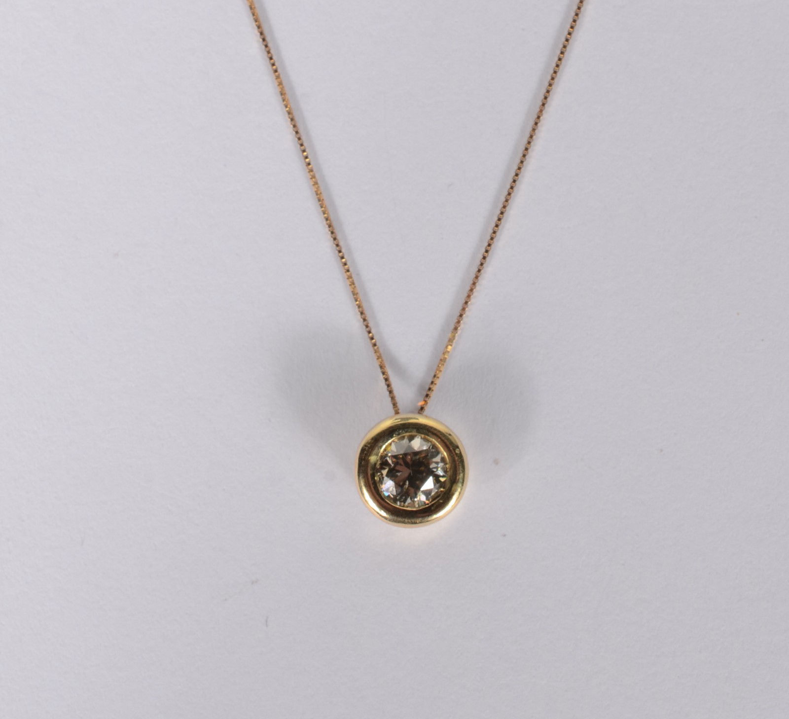 Colar de ouro 18 k., contraste 750 mls com ponto de luz de 0,90 ct... - foto 1 de 6