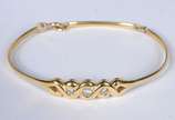 Pulseira "escrava" de ouro 18 k., contraste 750... - Pulseira "escrava" de ouro 18 k., contraste 750 mls com três brilhantes de aproximadamente 0,30 ct. (Por motivos de segurança a peça não se enco...