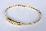 Pulseira "escrava" de ouro 18 k., contraste 750... - Pulseira "escrava" de ouro 18 k., contraste 750 mls com três brilhantes de aproximadamente 0,30 ct. (Por motivos de segurança a peça não se enco...