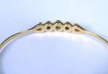 Pulseira "escrava" de ouro 18 k., contraste 750... - Pulseira "escrava" de ouro 18 k., contraste 750 mls com três brilhantes de aproximadamente 0,30 ct. (Por motivos de segurança a peça não se enco...