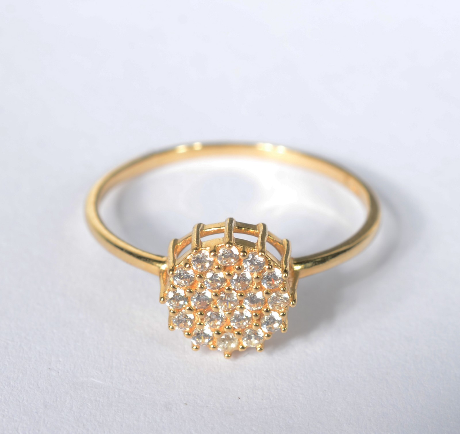 Anel feitio chuveiro com safiras brancas de ouro 18 k., contraste 750... - foto 1 de 6