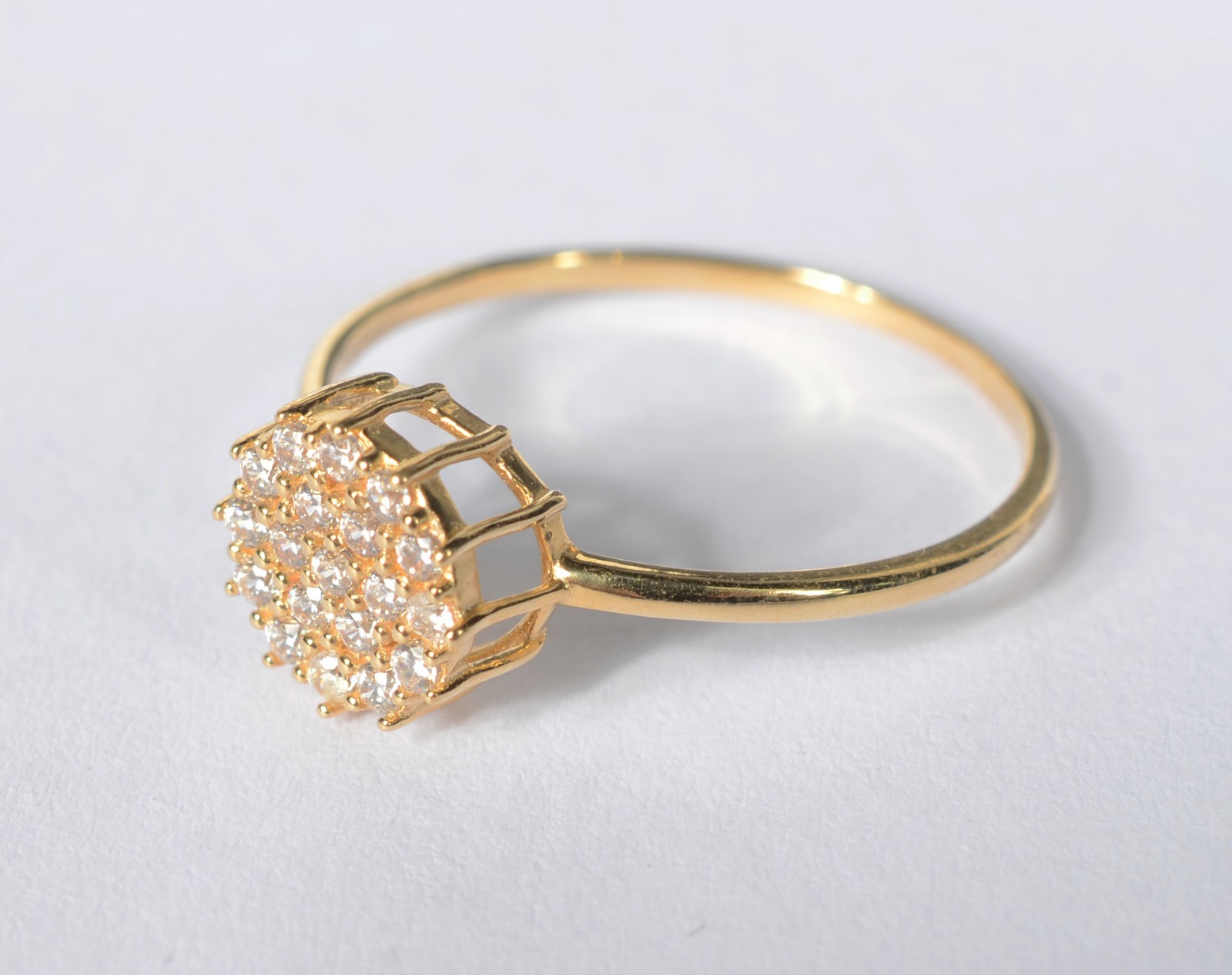 Anel feitio chuveiro com safiras brancas de ouro 18 k., contraste 750... - foto 2 de 6