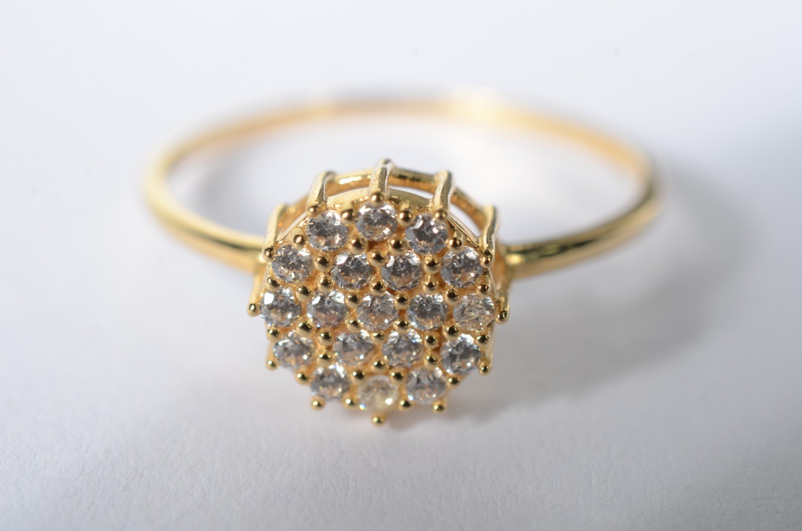 Anel feitio chuveiro com safiras brancas de ouro 18 k., contraste 750... - foto 4 de 6