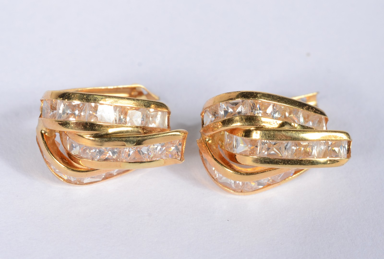 Par de brincos de ouro 18 k., contraste 750 mls cravejados com... - foto 1 de 5