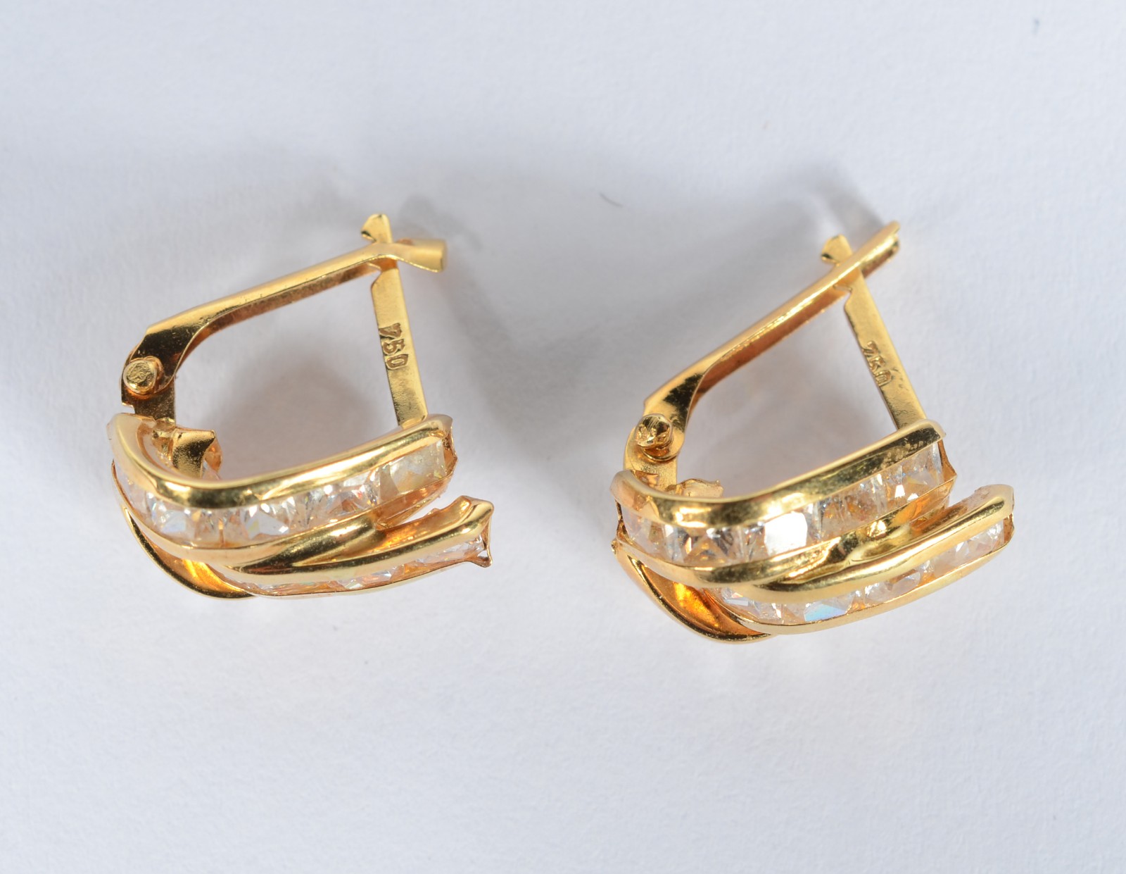 Par de brincos de ouro 18 k., contraste 750 mls cravejados com... - foto 2 de 5