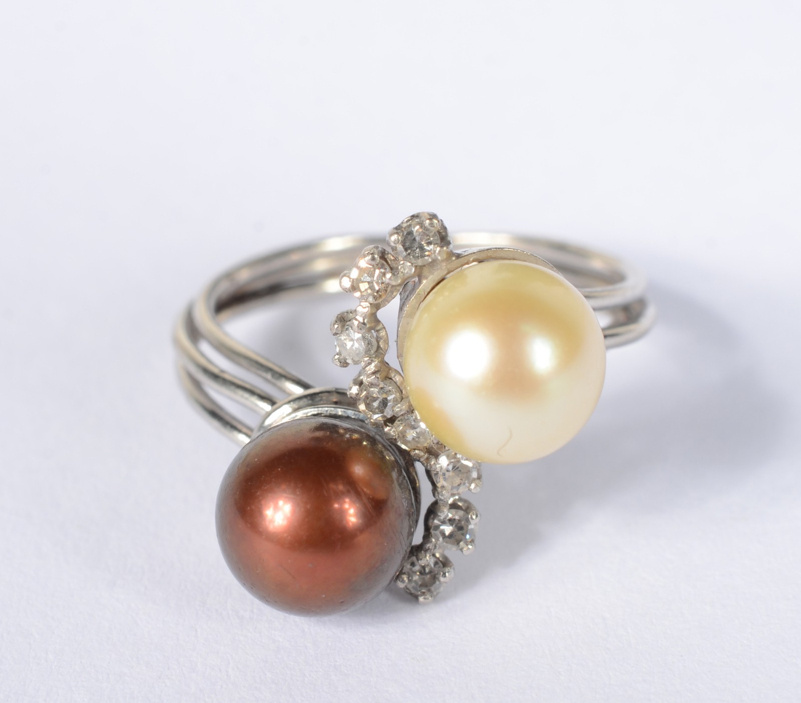 Anel de ouro branco com perolas e brilhantes. Aro 12. (Por motivos de... - foto 1 de 5