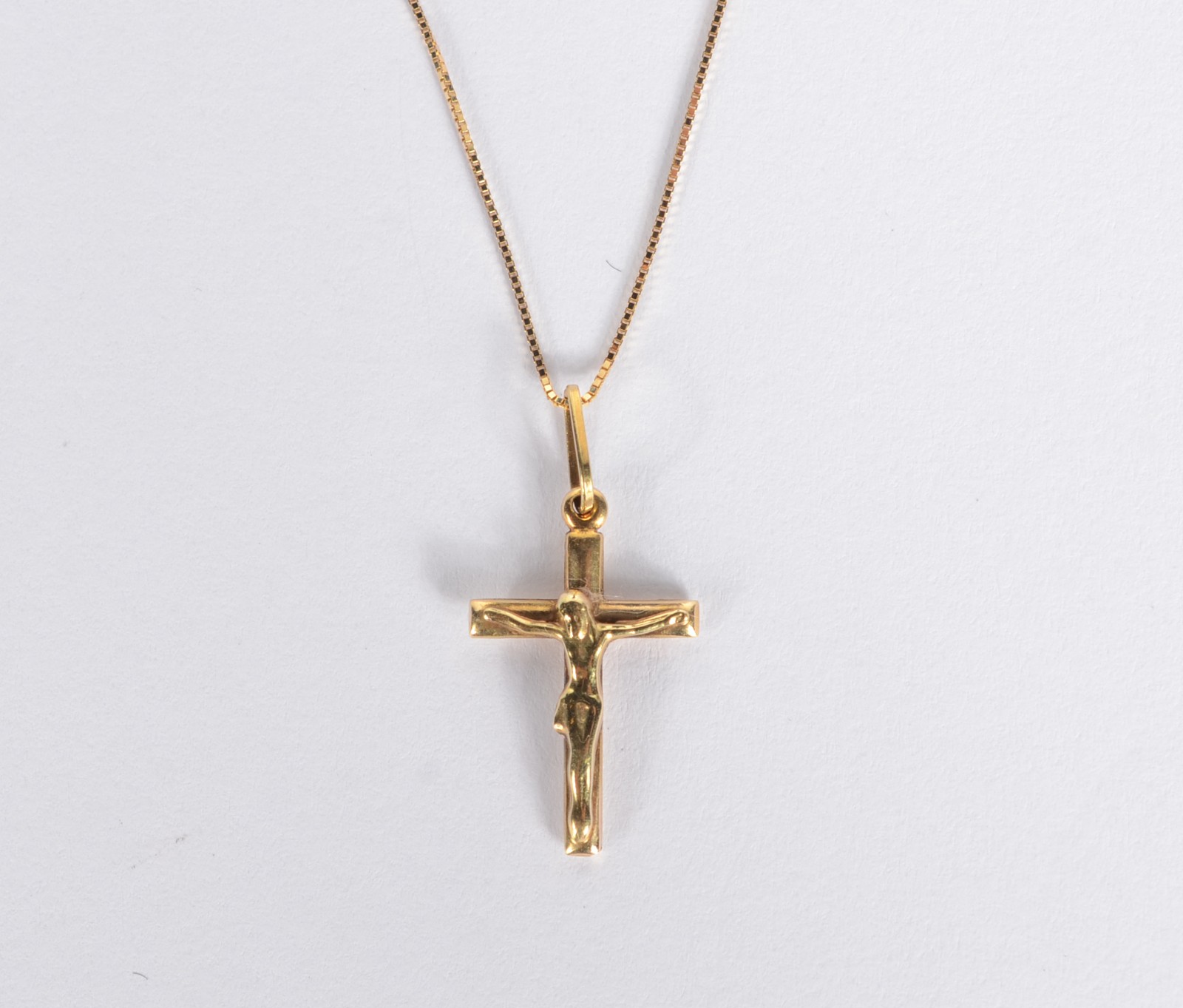 Colar com crucifixo de ouro 18 k., contraste 750 mls. (Por motivos de... - foto 1 de 5