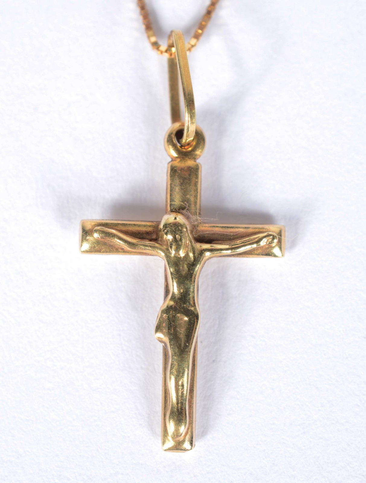 Colar com crucifixo de ouro 18 k., contraste 750 mls. (Por motivos de... - foto 3 de 5
