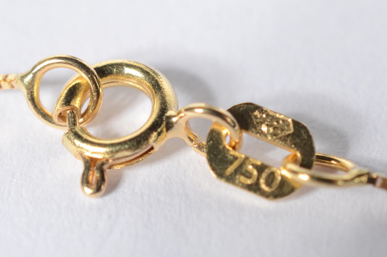 Colar com crucifixo de ouro 18 k., contraste 750 mls. (Por motivos de... - foto 4 de 5