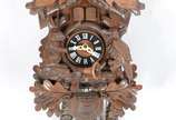 Schwarzwälder Kuckucksuhr (1737),  - Relógio suiço "cuco" de madeira da "Floresta Negra", caixa de madeira com motivos de caça entalhados a mão com base em modelos históricos de Celina Ha