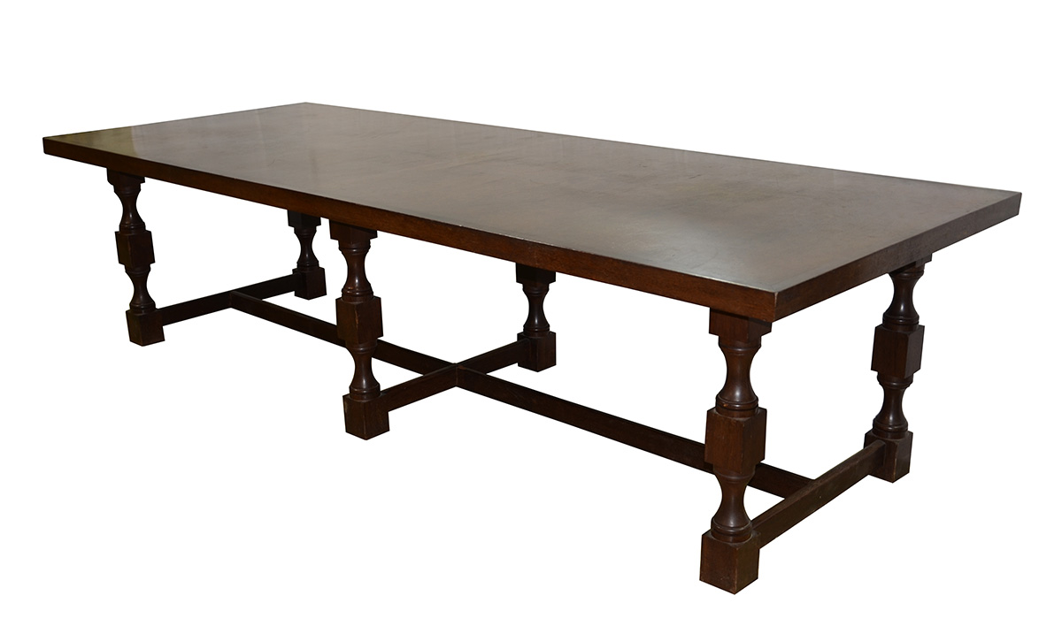 Mesa de jantar com tampo retangular e seis pernas torneadas ligadas...