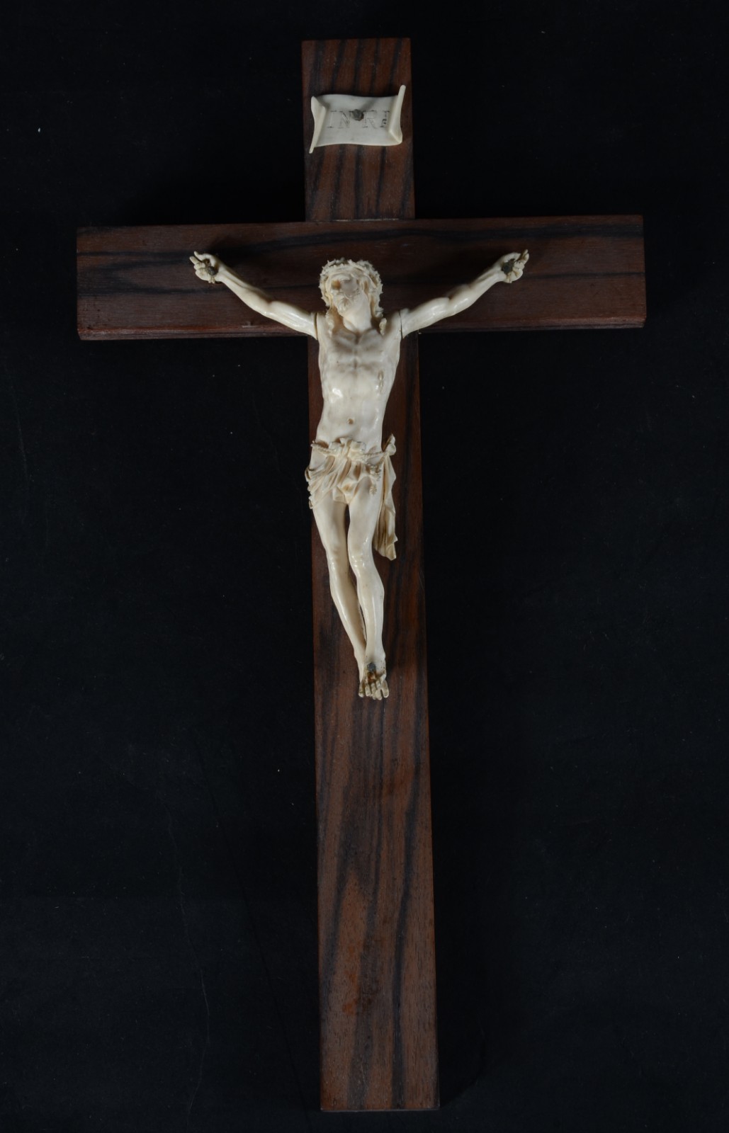 Crucifixo de madeira com figura de Cristo de marfim. - foto 1 de 5