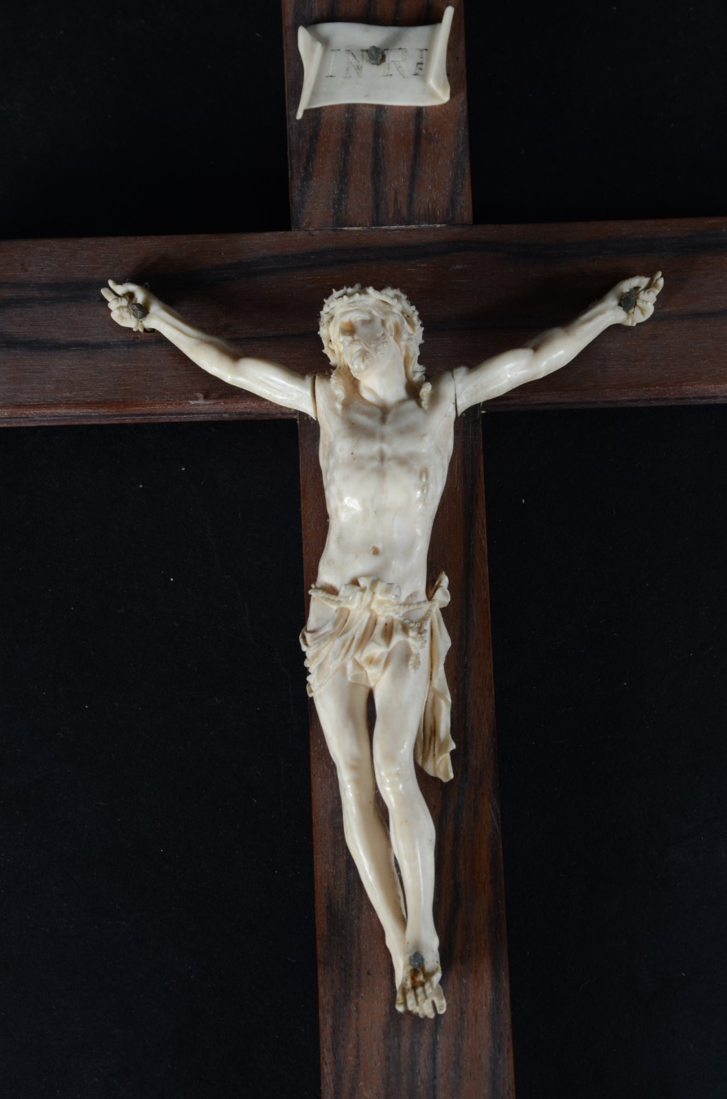 Crucifixo de madeira com figura de Cristo de marfim. - foto 2 de 5