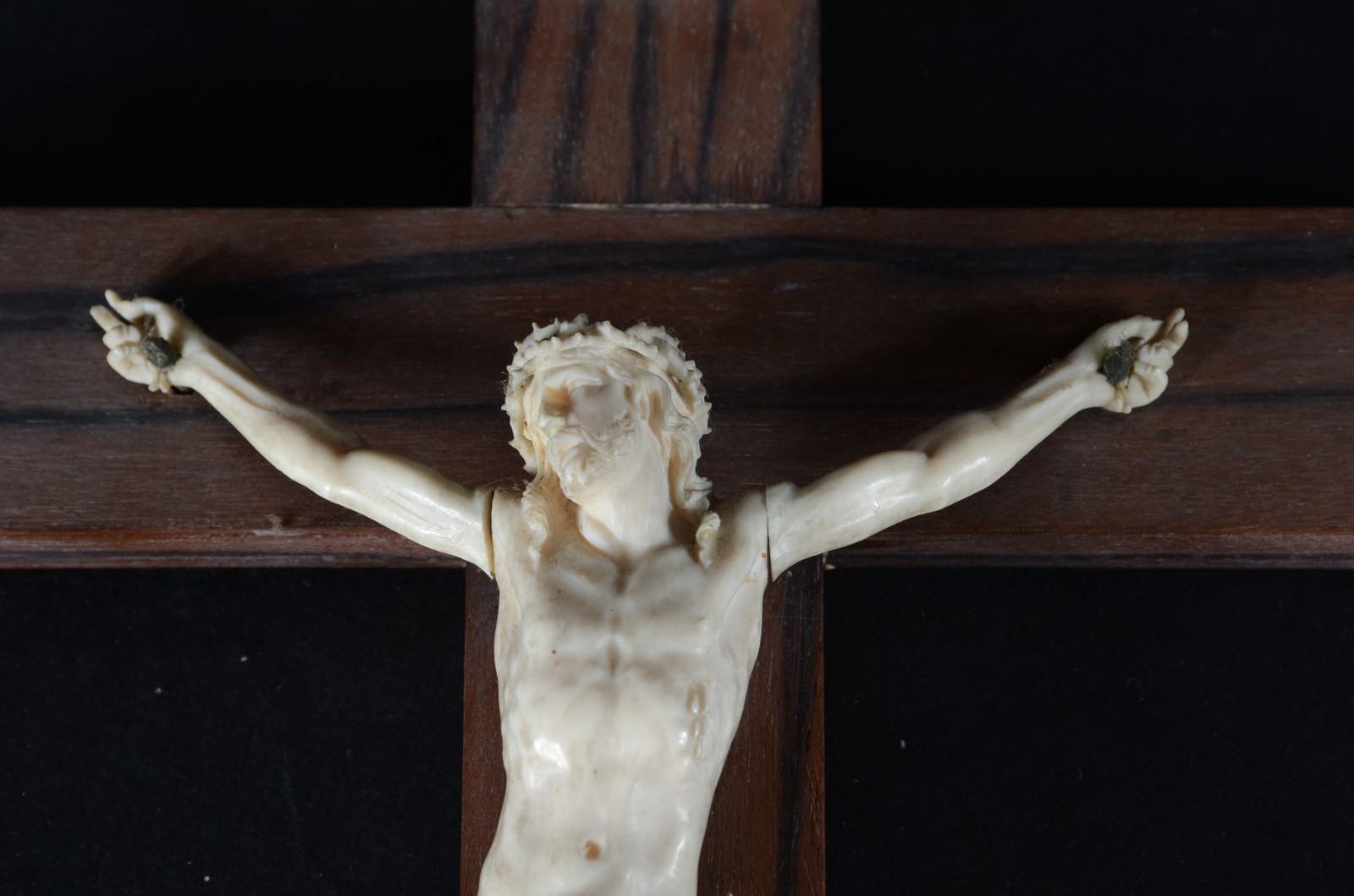 Crucifixo de madeira com figura de Cristo de marfim. - foto 3 de 5