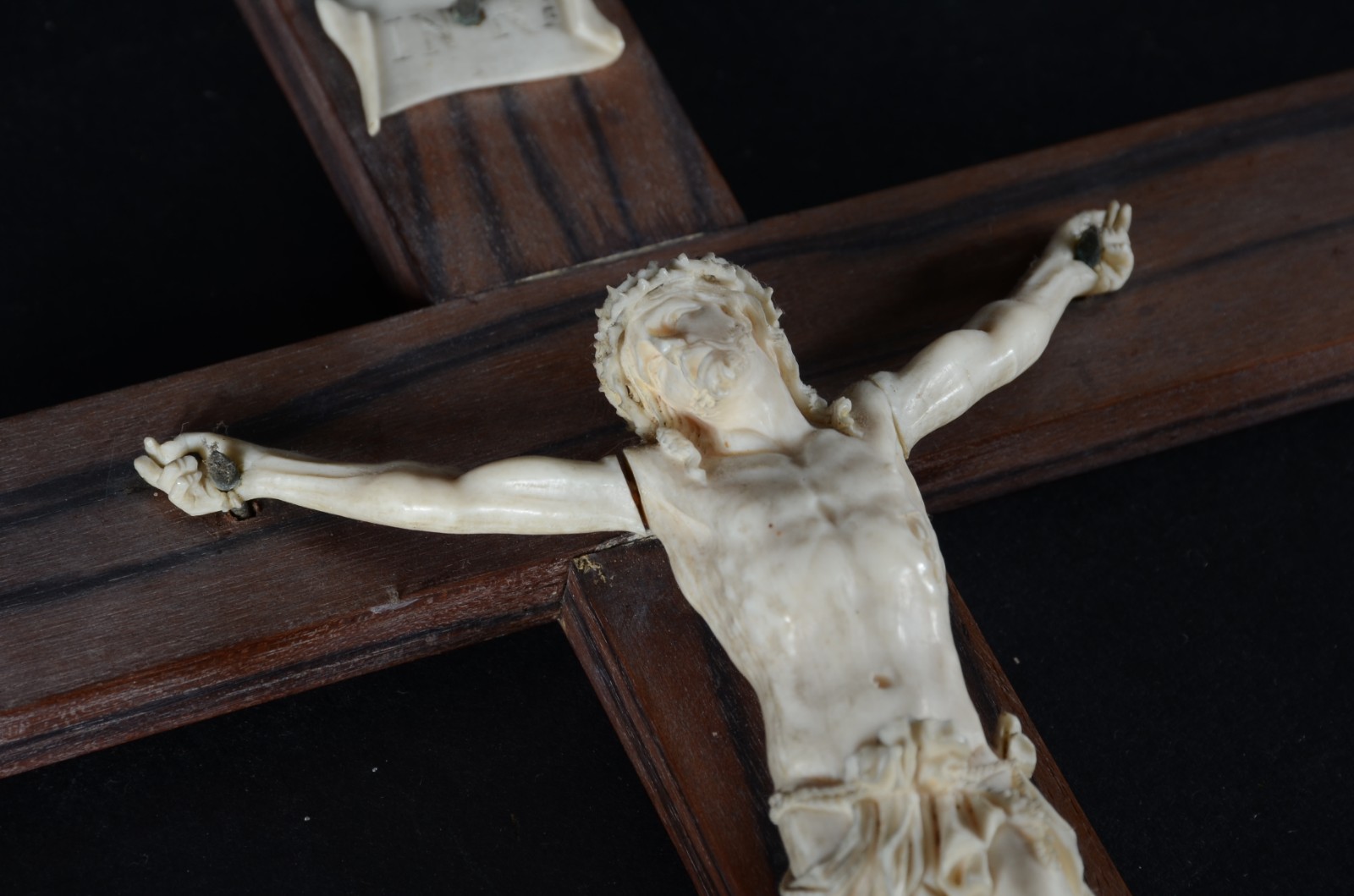 Crucifixo de madeira com figura de Cristo de marfim. - foto 4 de 5