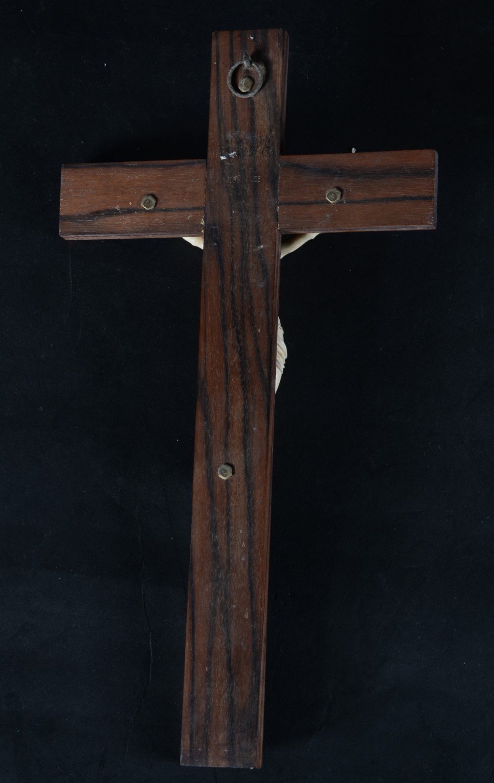 Crucifixo de madeira com figura de Cristo de marfim. - foto 5 de 5