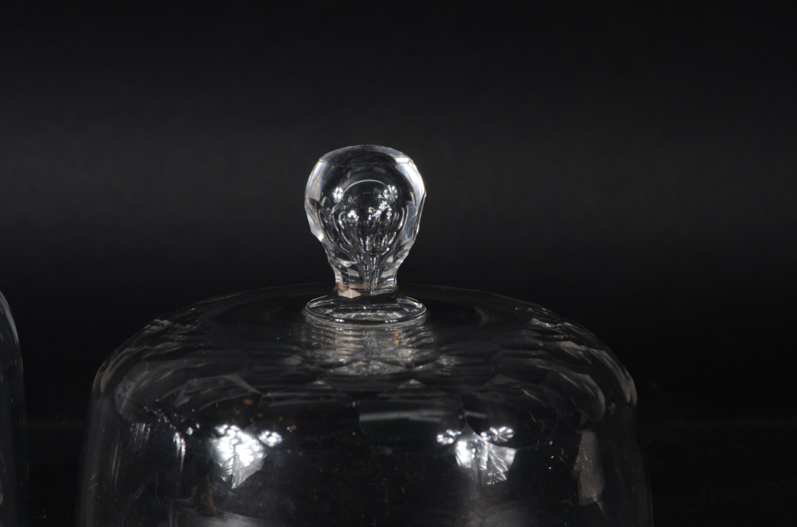 Duas tampas de queijeira de cristal lapidado. - foto 2 de 4