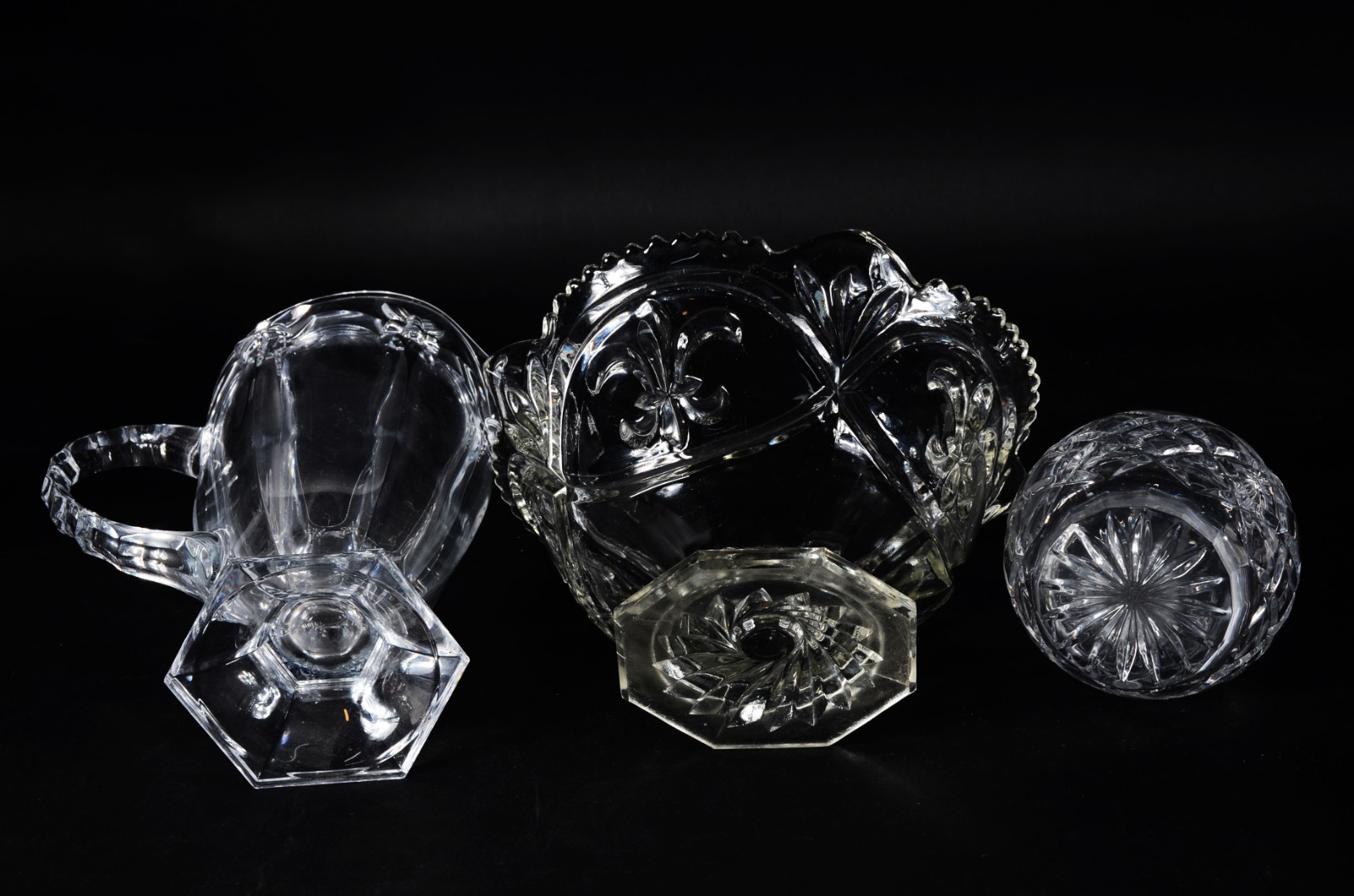 Três peças de cristal/vidro lapidado, sendo: garrafa, jarra para água... - foto 5 de 5