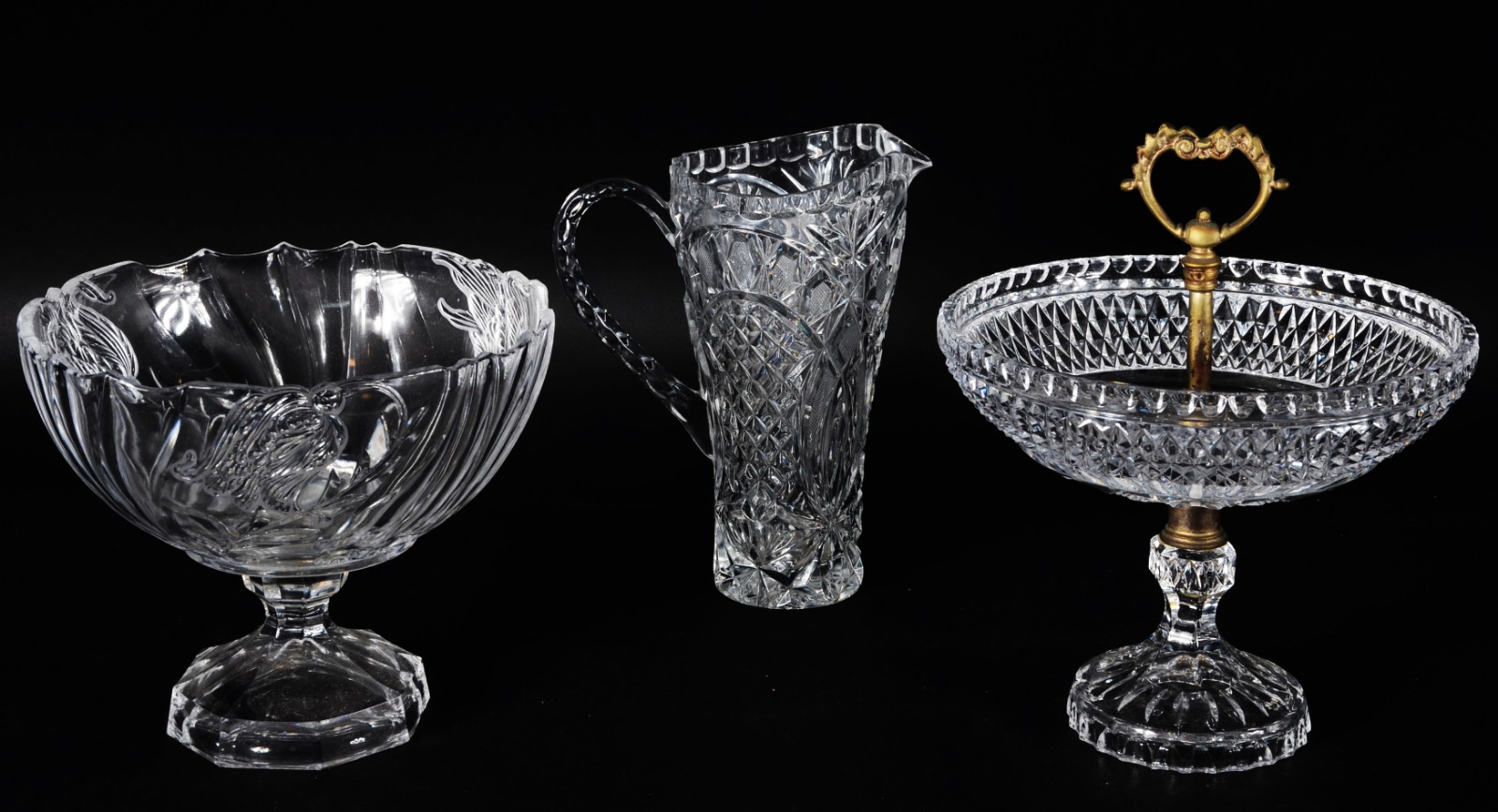 Três peças de cristal, sendo: duas fruteiras e jarra. - foto 1 de 4