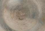 Par de castiçais de prata Sterling, contraste 9... - Par de castiçais de prata Sterling, contraste 925 mls, detalhes retorcidos. Um deles quebrado. Peso total com enchimento: 1750 g. (Por motivos d...
