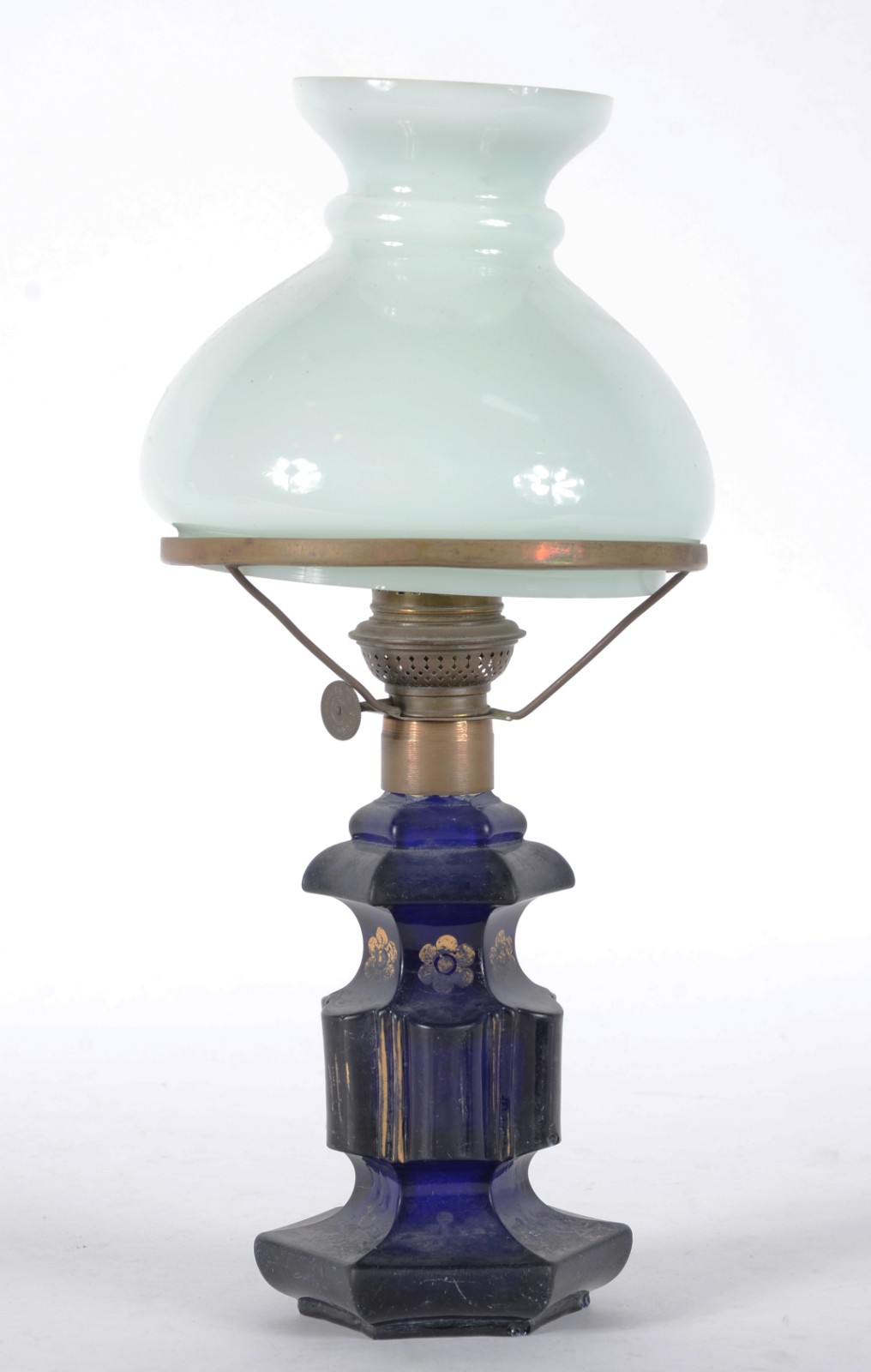 Lampião de cristal na cor azul cobalto com cúpula de vidro opalinado. - foto 1 de 3