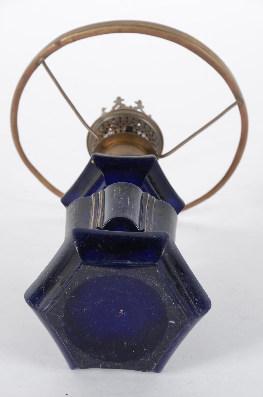 Lampião de cristal na cor azul cobalto com cúpula de vidro opalinado. - foto 3 de 3