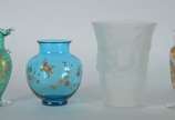 Quatro vasos diversos, sendo: 3 de vidro soprad... - Quatro vasos diversos, sendo: 3 de vidro soprado colorido e vaso fosco com folhagens e pássaros em relevo.