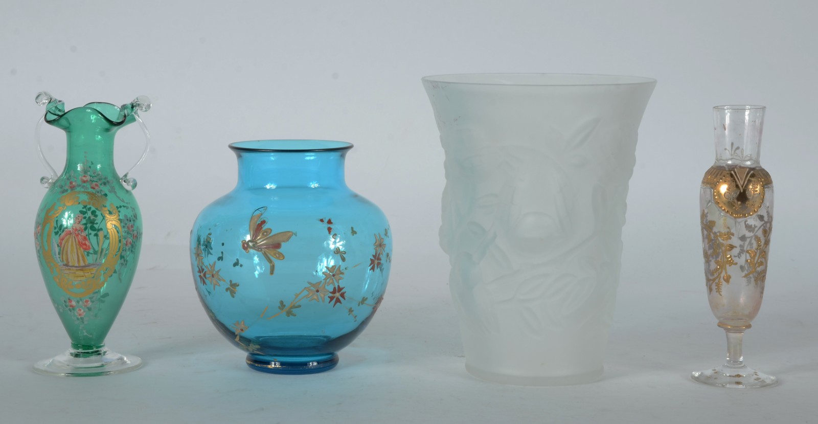 Quatro vasos diversos, sendo: 3 de vidro soprado colorido e vaso... - foto 1 de 3
