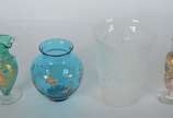 Quatro vasos diversos, sendo: 3 de vidro soprad... - Quatro vasos diversos, sendo: 3 de vidro soprado colorido e vaso fosco com folhagens e pássaros em relevo.