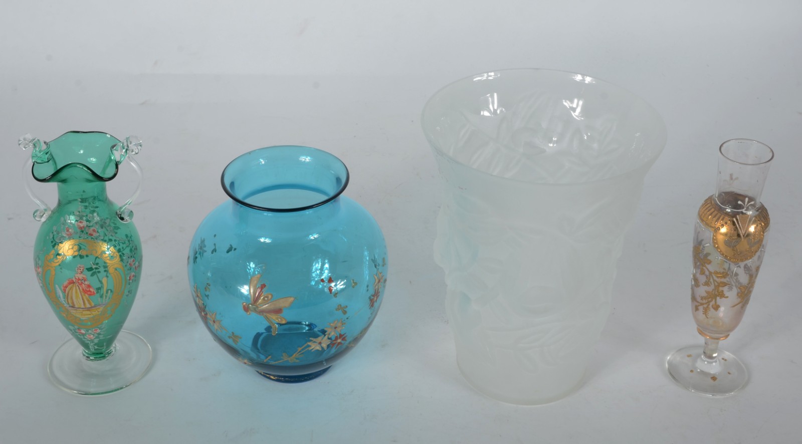 Quatro vasos diversos, sendo: 3 de vidro soprado colorido e vaso... - foto 2 de 3