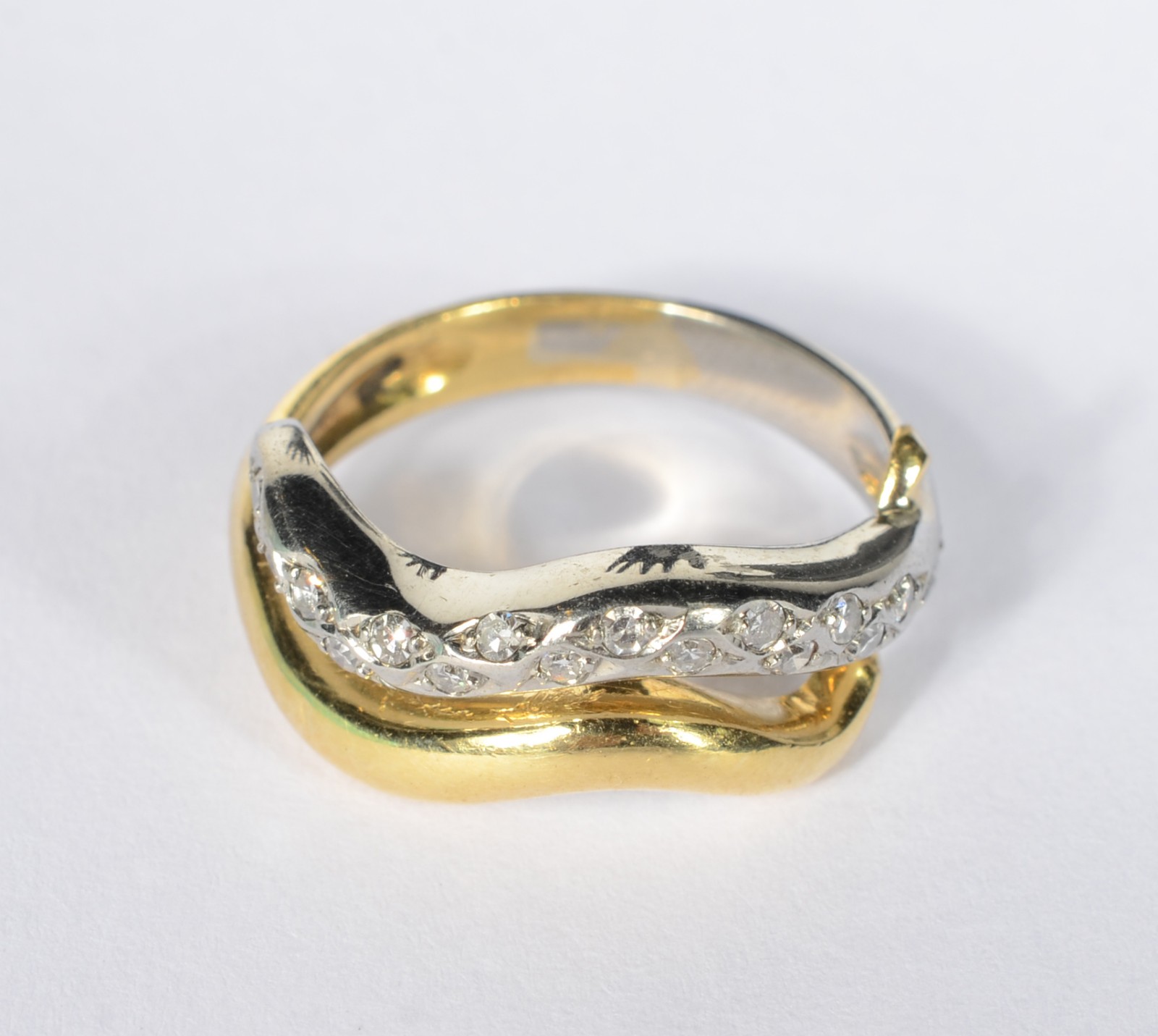 Anel de ouro branco e ouro 18 k. com aproximadamente 9 brilhantes... - foto 2 de 6