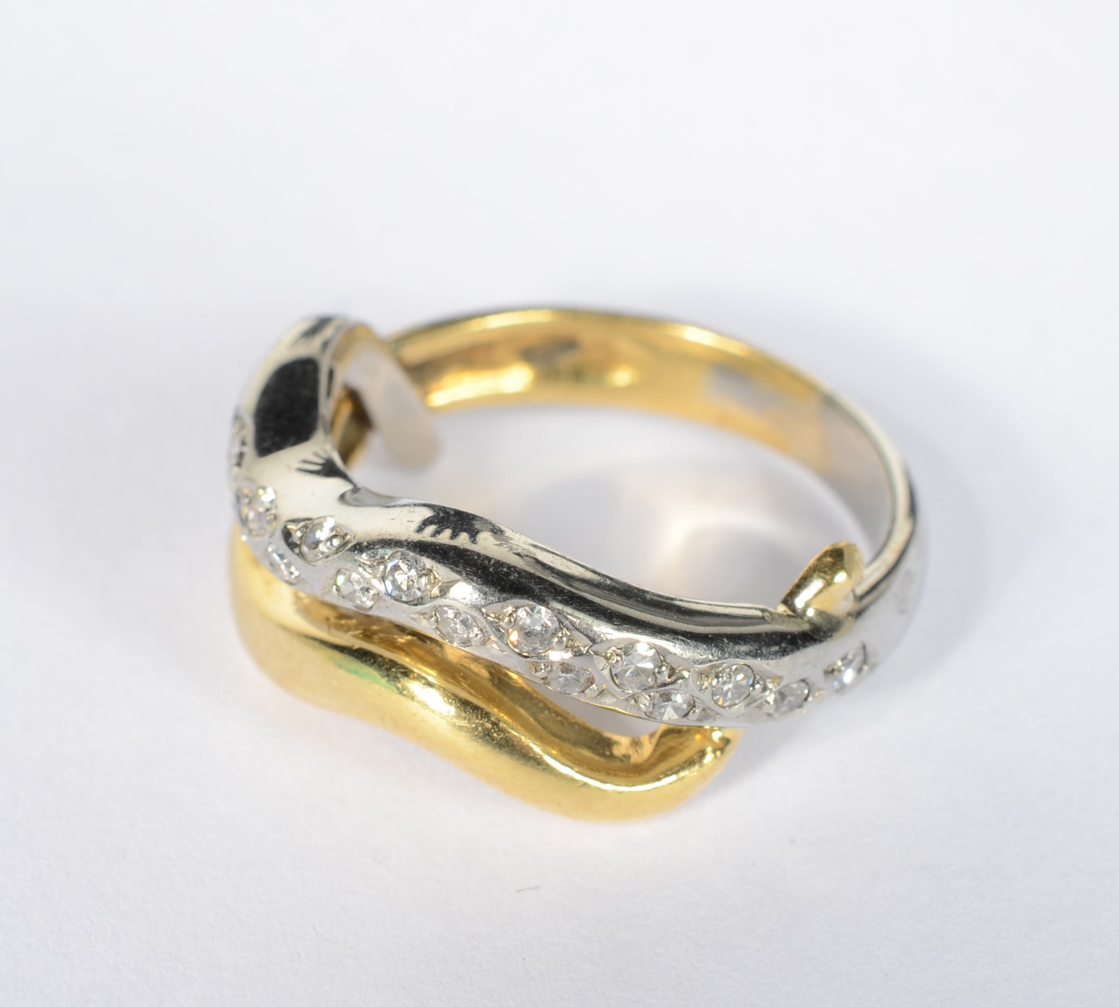 Anel de ouro branco e ouro 18 k. com aproximadamente 9 brilhantes... - foto 3 de 6