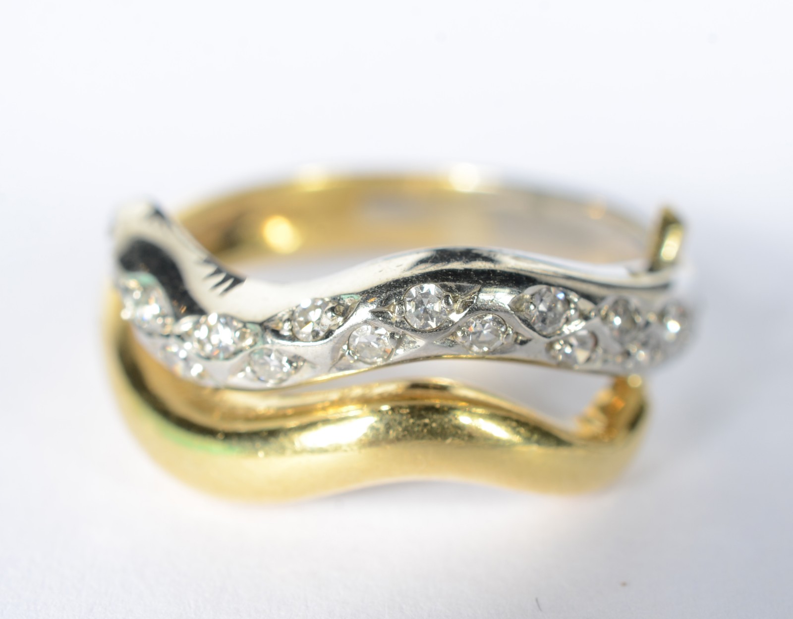 Anel de ouro branco e ouro 18 k. com aproximadamente 9 brilhantes... - foto 1 de 6