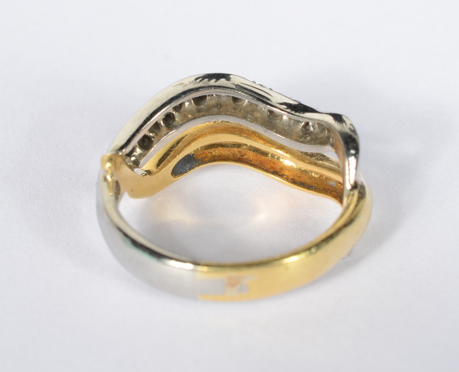 Anel de ouro branco e ouro 18 k. com aproximadamente 9 brilhantes... - foto 4 de 6