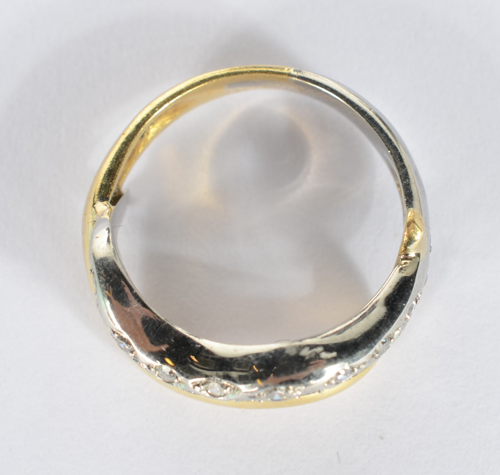 Anel de ouro branco e ouro 18 k. com aproximadamente 9 brilhantes... - foto 5 de 6