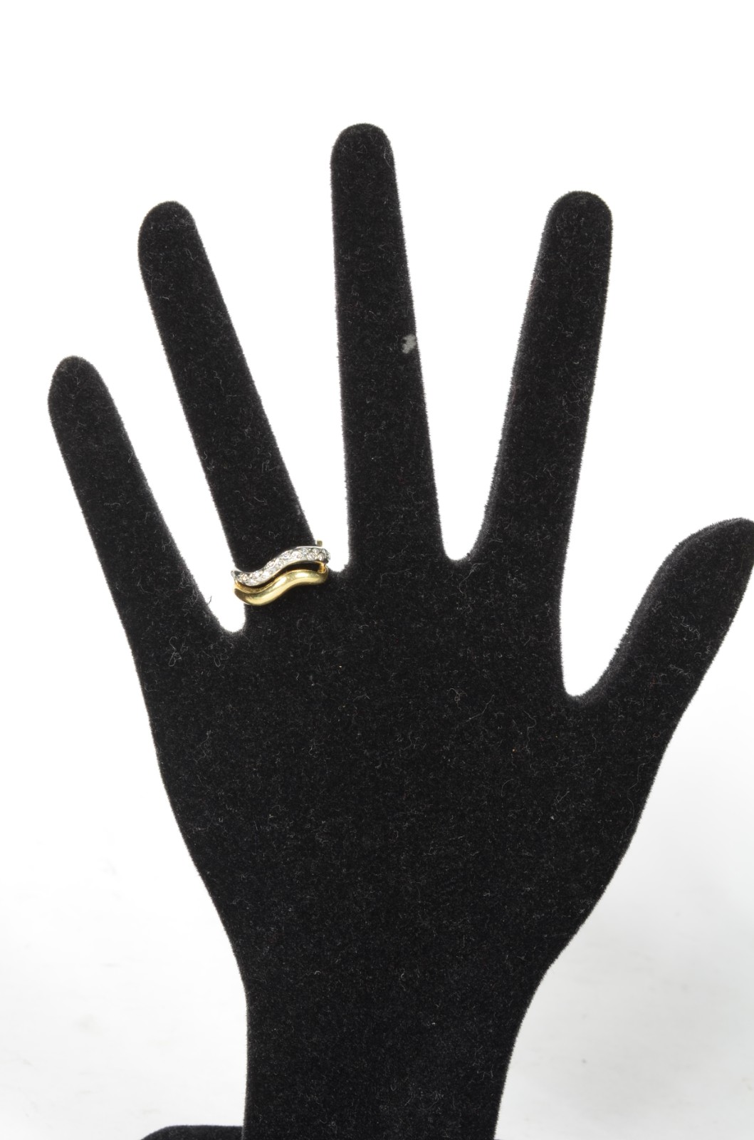 Anel de ouro branco e ouro 18 k. com aproximadamente 9 brilhantes... - foto 6 de 6