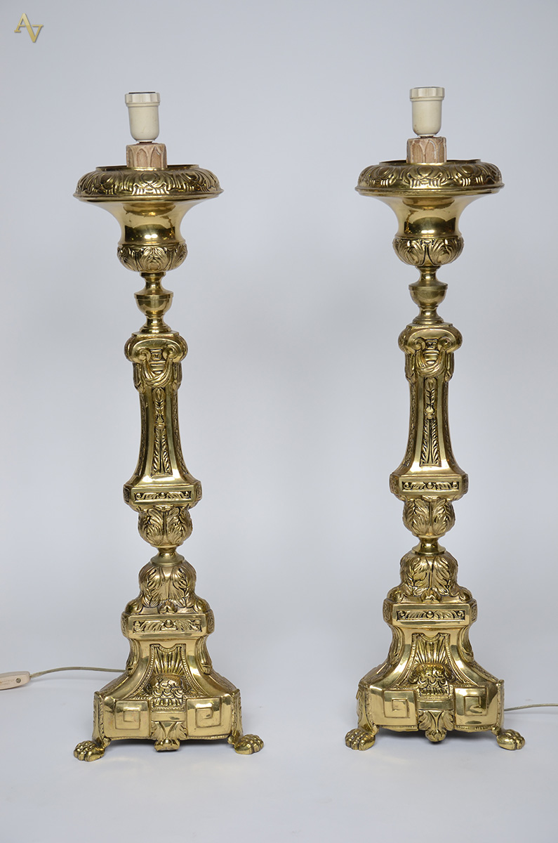 Par de abajoures dourados de metal. Altura 79 cm.