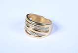Anel "entrelaçado" de ouro 18 k., e ouro branco... - Anel "entrelaçado" de ouro 18 k., e ouro branco. Aro 18. (Por motivos de segurança a peça não se encontra na loja).