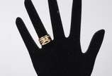 Anel "entrelaçado" de ouro 18 k., e ouro branco... - Anel "entrelaçado" de ouro 18 k., e ouro branco. Aro 18. (Por motivos de segurança a peça não se encontra na loja).