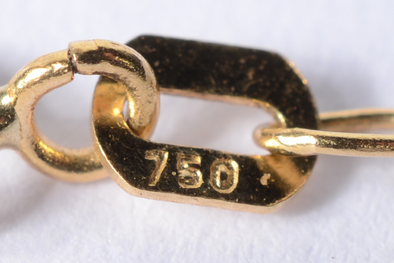 Colar em ouro 18 k., contraste 750 mls com elós vazados. (Por motivos... - foto 4 de 5