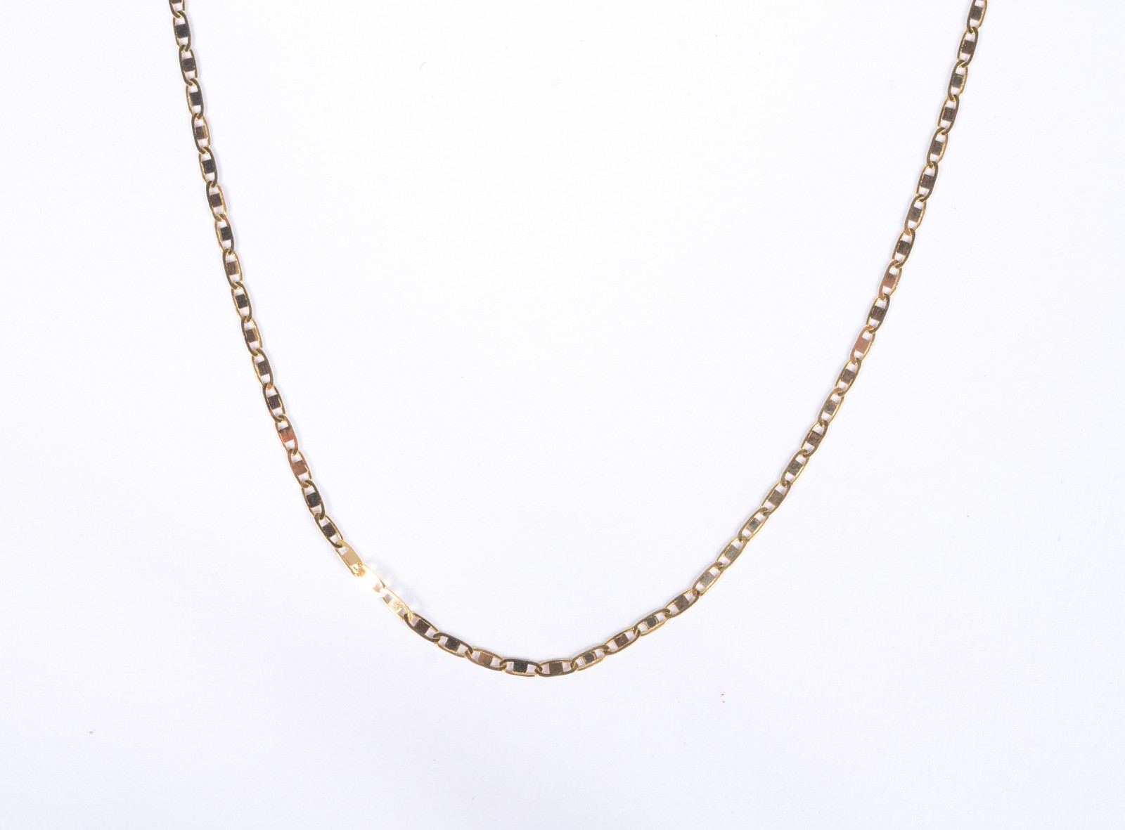 Colar de ouro 18 k., contraste 750 mls, feitio elós chatos. (Por... - foto 1 de 5