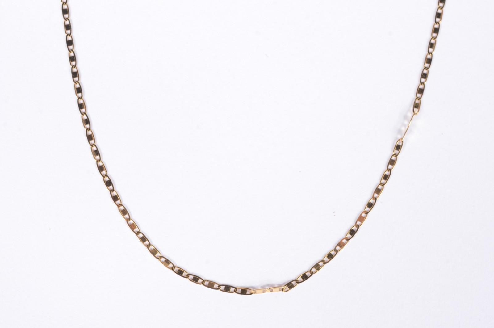 Colar de ouro 18 k., contraste 750 mls, feitio elós chatos. (Por... - foto 1 de 5