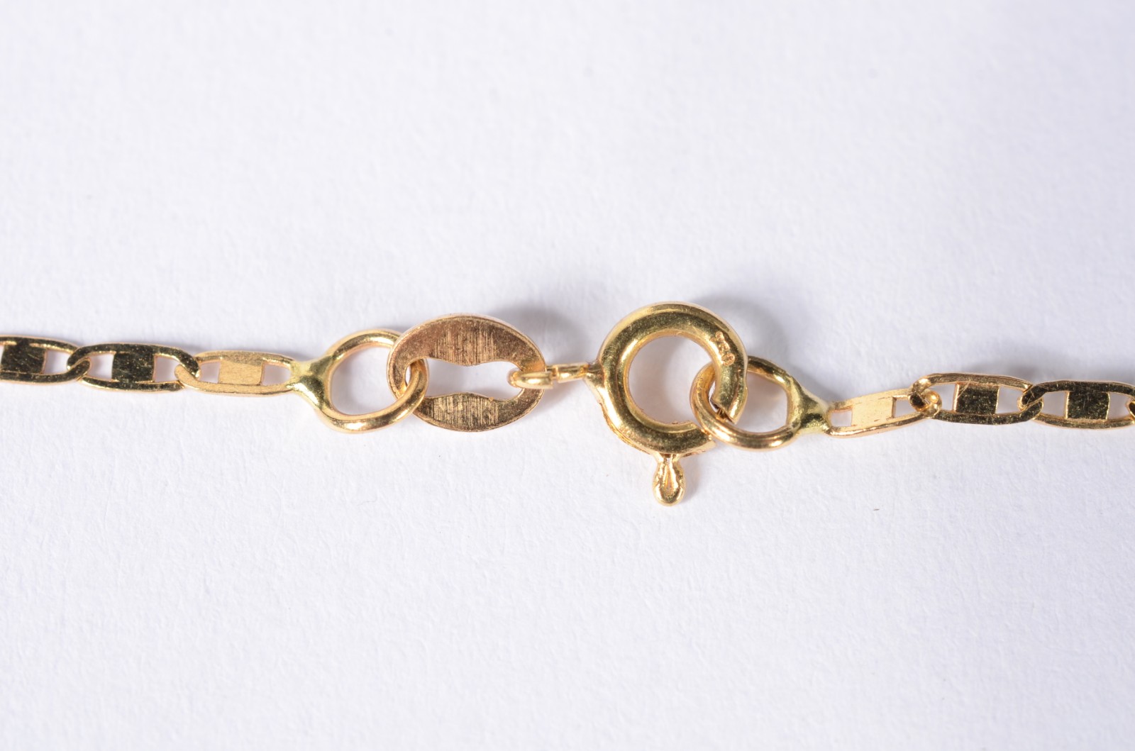 Colar de ouro 18 k., contraste 750 mls, feitio elós chatos. (Por... - foto 3 de 5