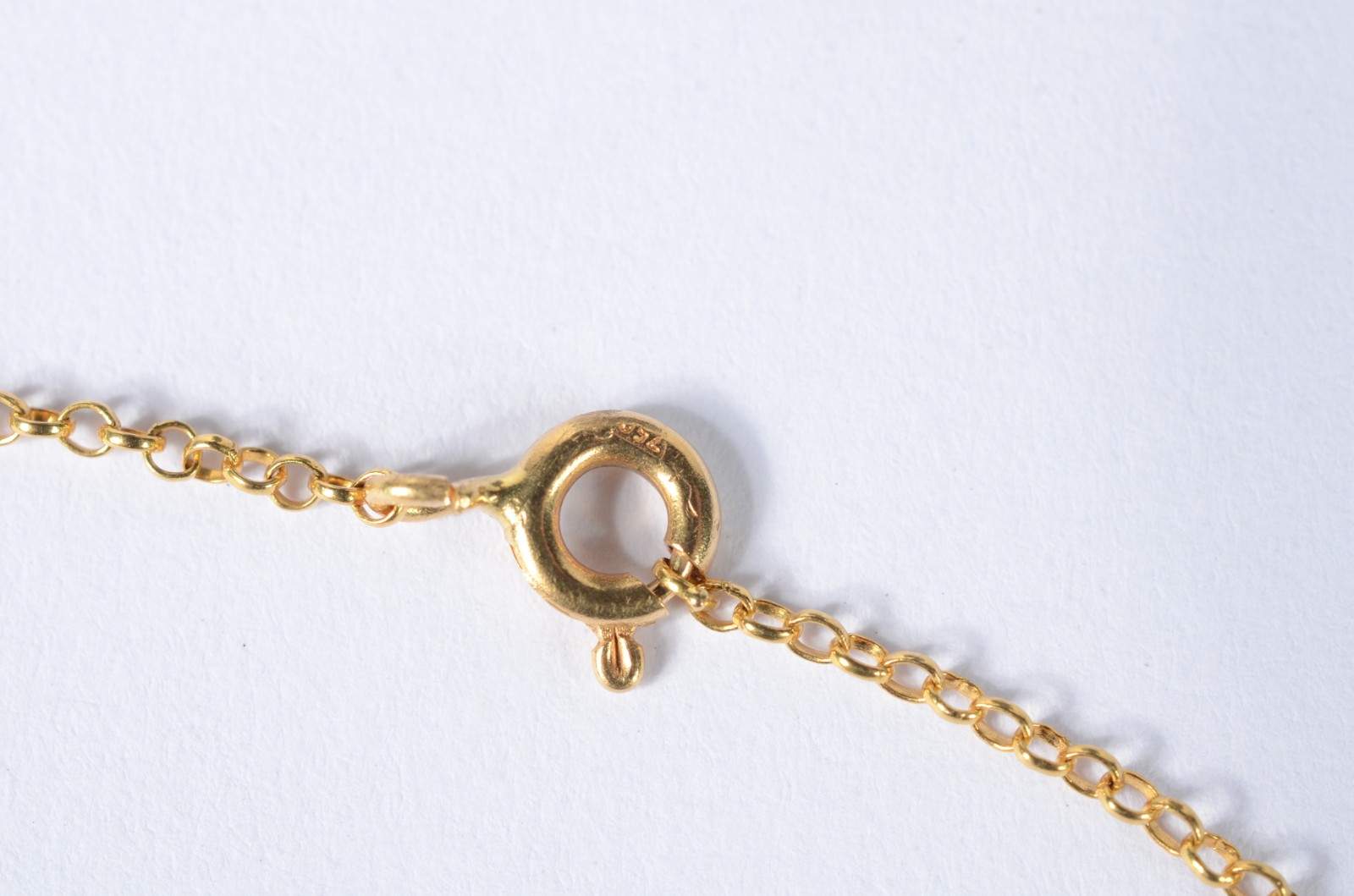 Colar (escapulário) de ouro 18 k. (Por motivos de segurança a peça... - foto 7 de 9