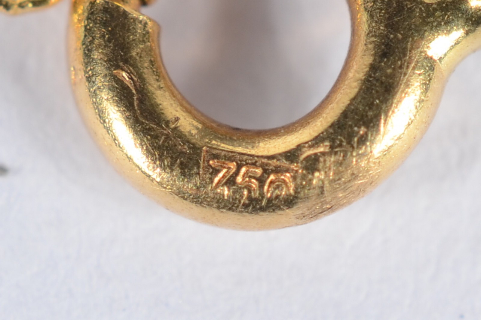 Colar (escapulário) de ouro 18 k. (Por motivos de segurança a peça... - foto 8 de 9