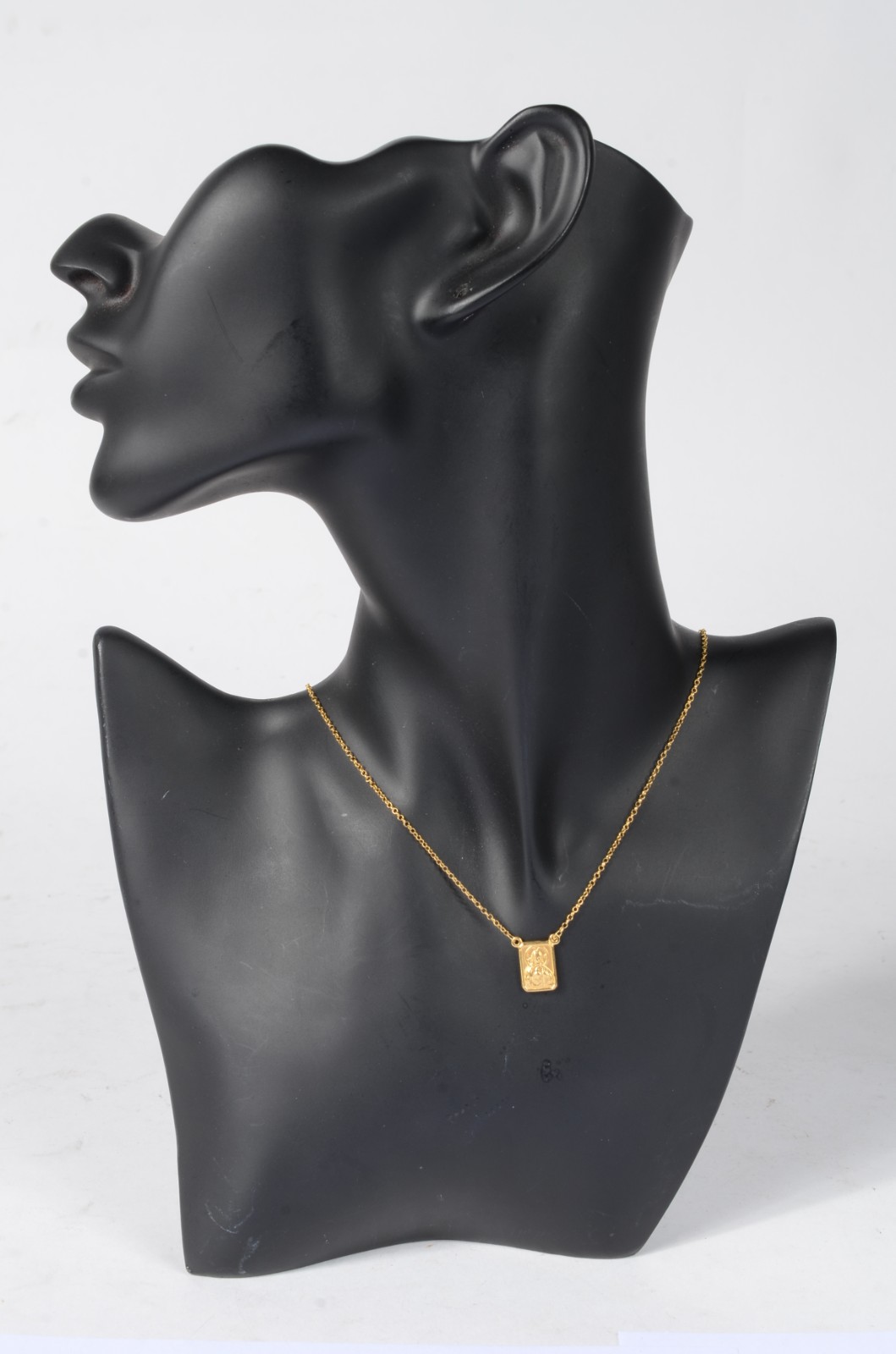 Colar (escapulário) de ouro 18 k. (Por motivos de segurança a peça... - foto 9 de 9