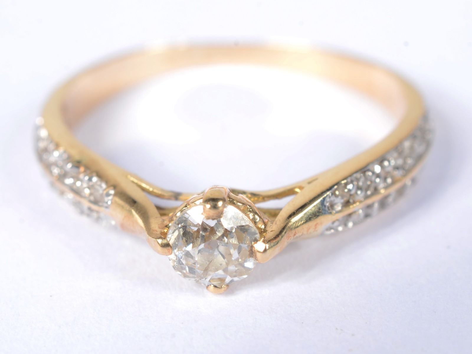 Anel de ouro 18 k., contraste 750 mls, brilhante central de 0,30 ct e... - foto 1 de 5